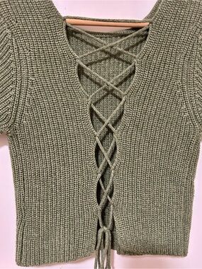 Tie Back Feature, Reversible Green Knit Cropped Knit Top